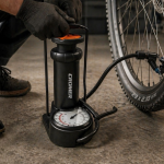 Inflador Pedal Compacto - 100psi - C/ Manometro Valvula Dual