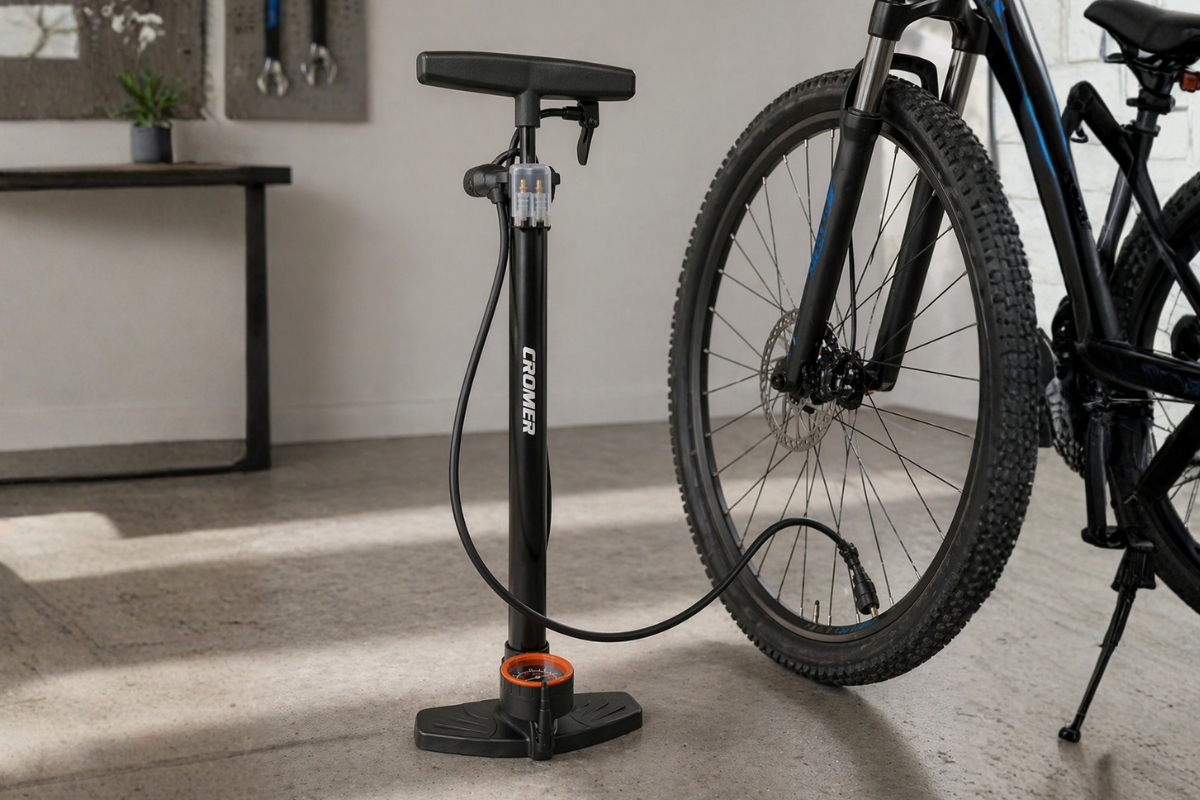 CROMER Portada web Inflador De Pie - C/ Manómetro - 160 Psi - Presta Schrader - Image 1